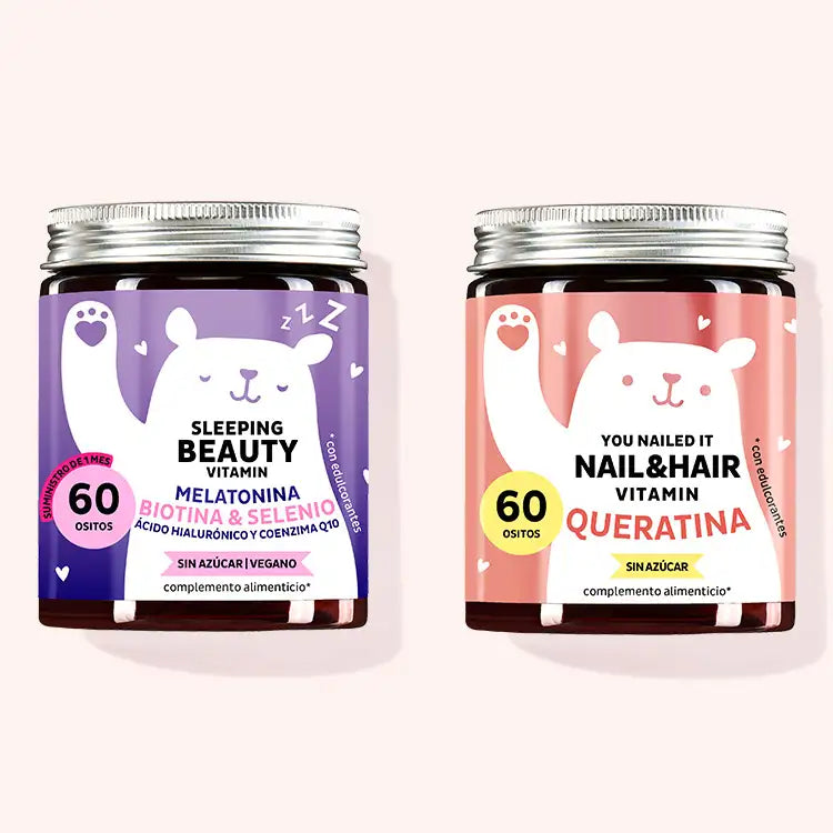 Esta imagen ilustra los productos de nuestro Duo para antes de dormir. Contiene nuestros productos Sleeping Beauty con melatonina y bitoina para un sueño reparador y una piel sana, y You Nailed It vitaminas con queratina para el cabello y las uñas. 