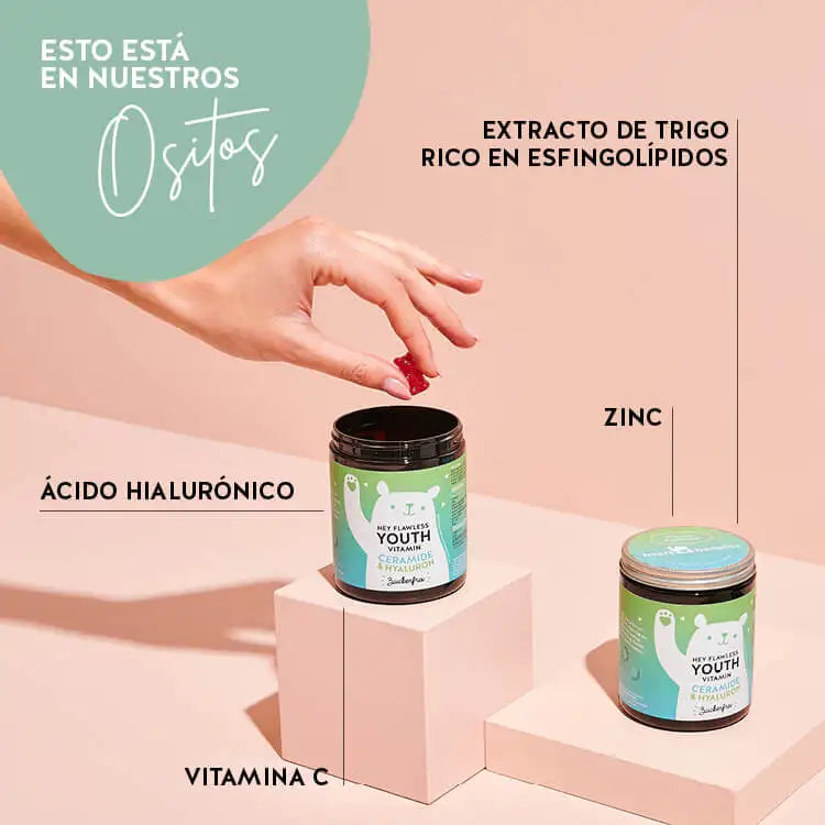 Estos ingredientes y nutrientes se encuentran en las vitaminas Hey Flawless Youth de Bears with Benefits: complejo patentado de fitoceramida, zinc, ácido hialurónico y vitamina C.