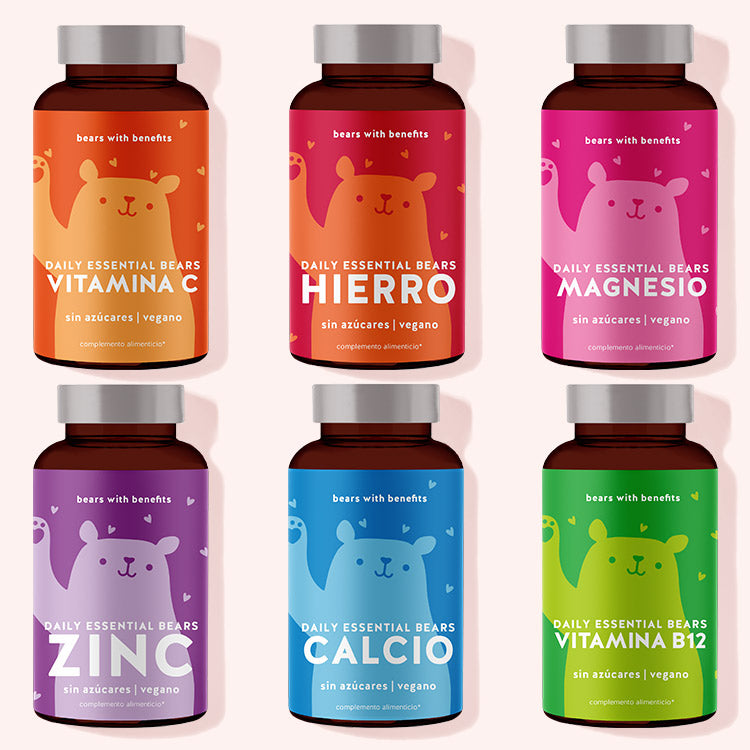 Esta foto demuestra todos los productos incluídos en el pack de todos los essentials de Bears with Benefits.  El pack contiene los daily essential bears de Vitamina C, Hierro, Magnesio, Zinc, Calcio y Vitamina B12. 